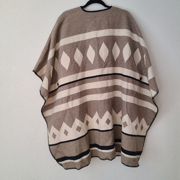 Zara Women's Wool Poncho - Picture 3 of 3